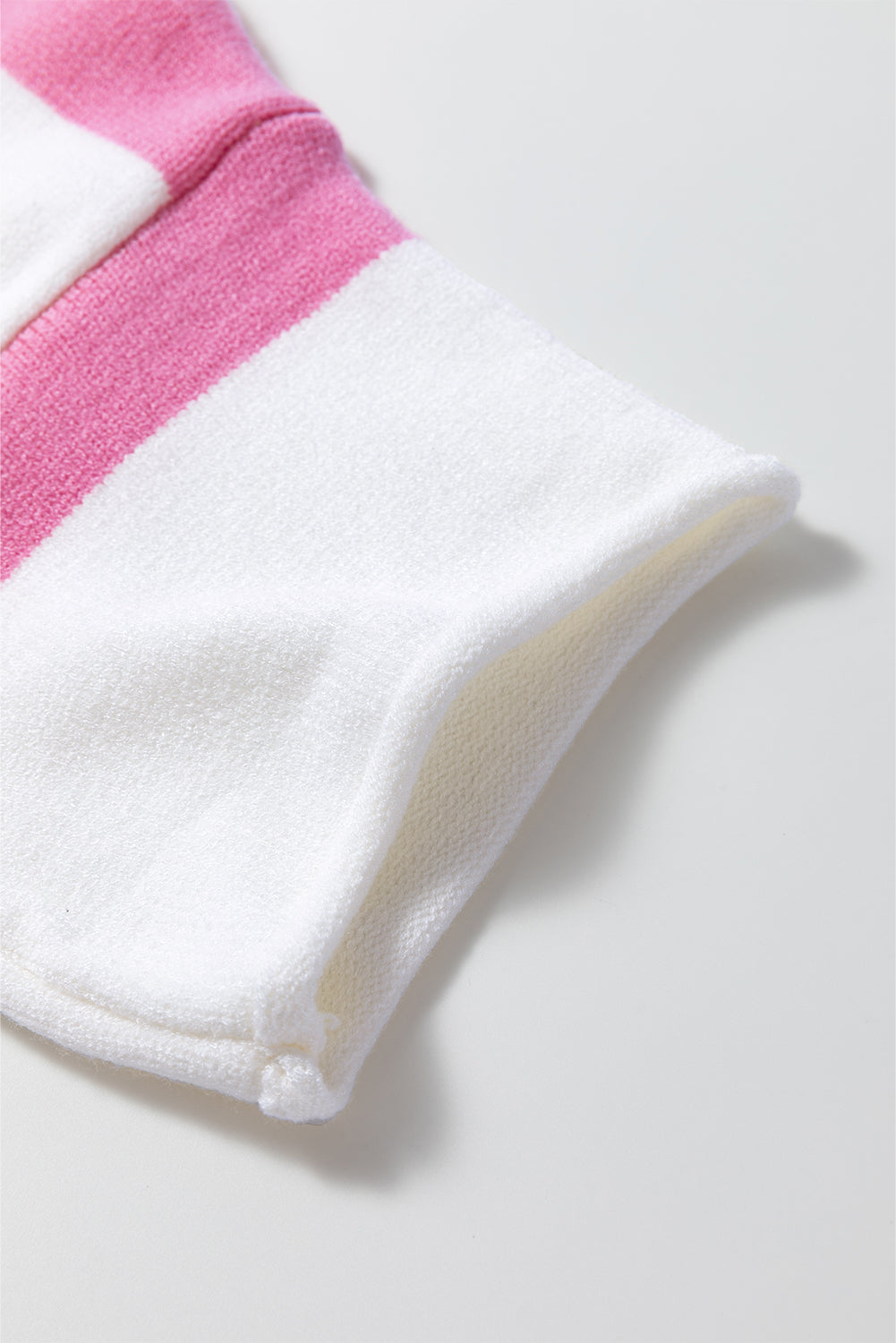 Leichtes Strickoberteil mit kurzen Ärmeln und rosa Streifen