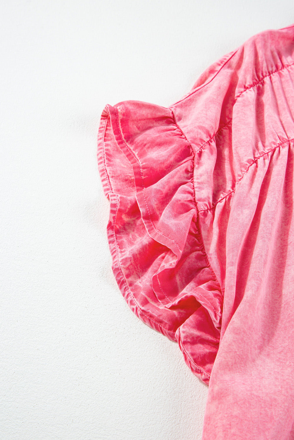 Rosa gerüschtes, kurzärmliges Mini-Jeanskleid mit Knöpfen