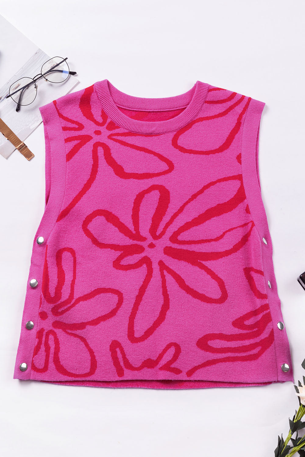Ärmelloses Stricktop mit Blumenmuster und Knopfleiste in leuchtendem Pink