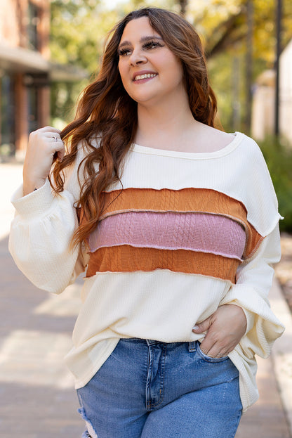 Weißes Stricktop mit Patchwork-Muster und sichtbaren Nähten sowie langen Ärmeln