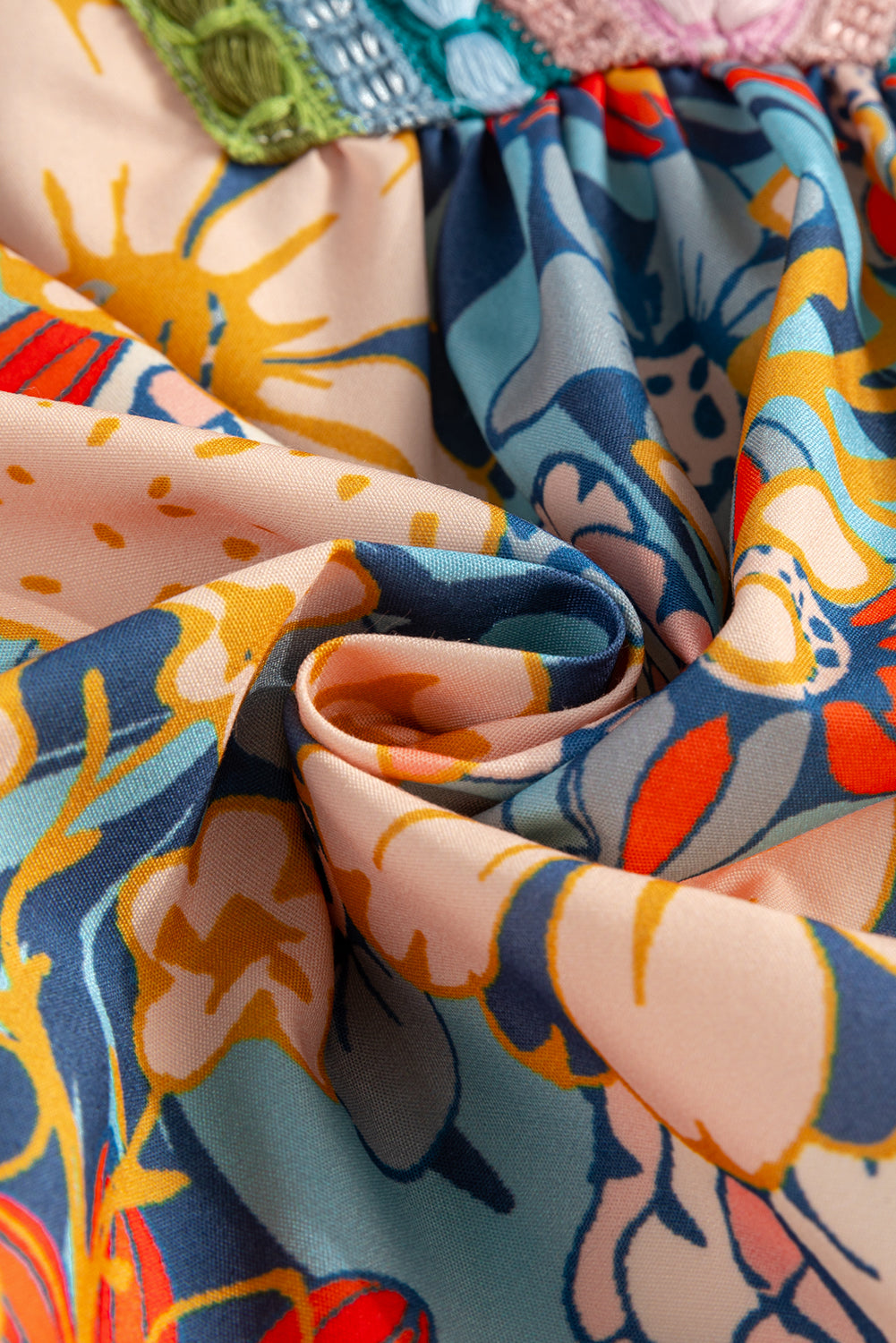 Mehrfarbiges, lockeres Minikleid mit Häkel-Patchwork und V-Ausschnitt im Boho-Stil