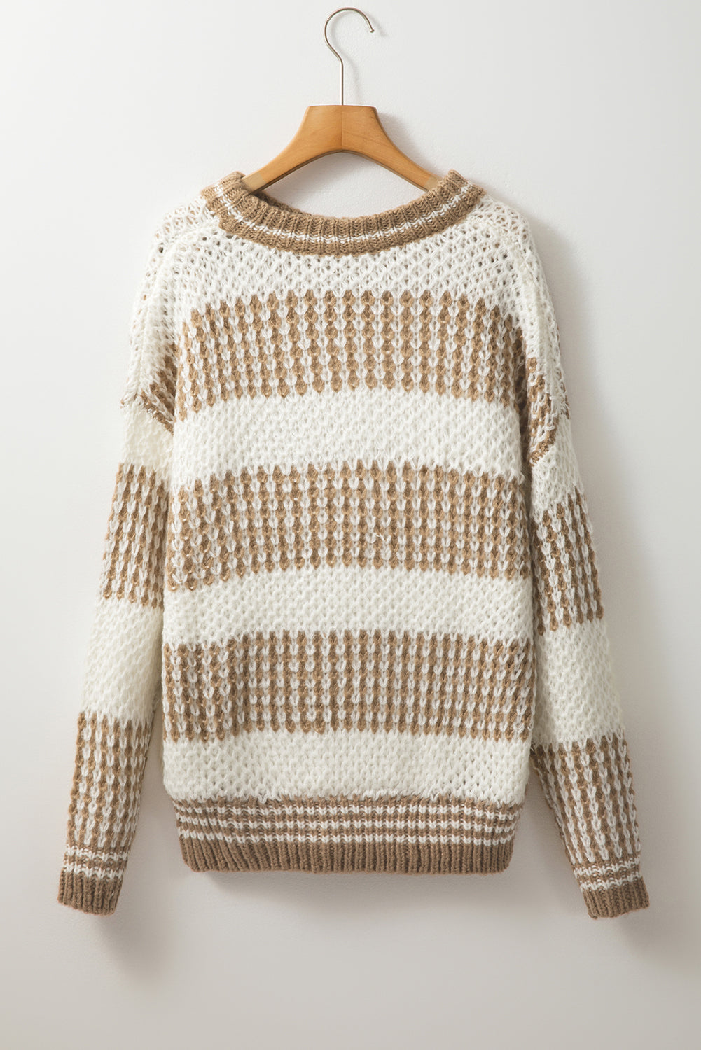 Brauner Pullover mit Streifen, tief angesetzter Schulterpartie und Rundhalsausschnitt