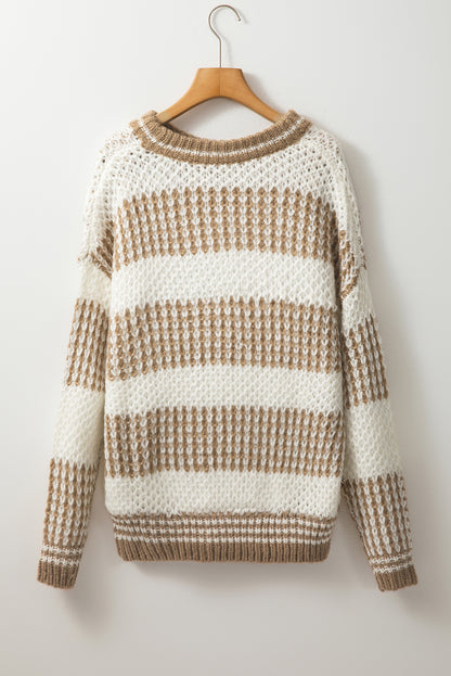 Brauner Pullover mit Streifen, tief angesetzter Schulterpartie und Rundhalsausschnitt