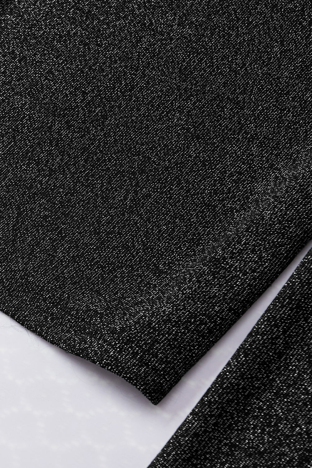 Schwarzes, schmal geschnittenes Strickoberteil mit Gigot-Ärmeln in Metallic-Optik