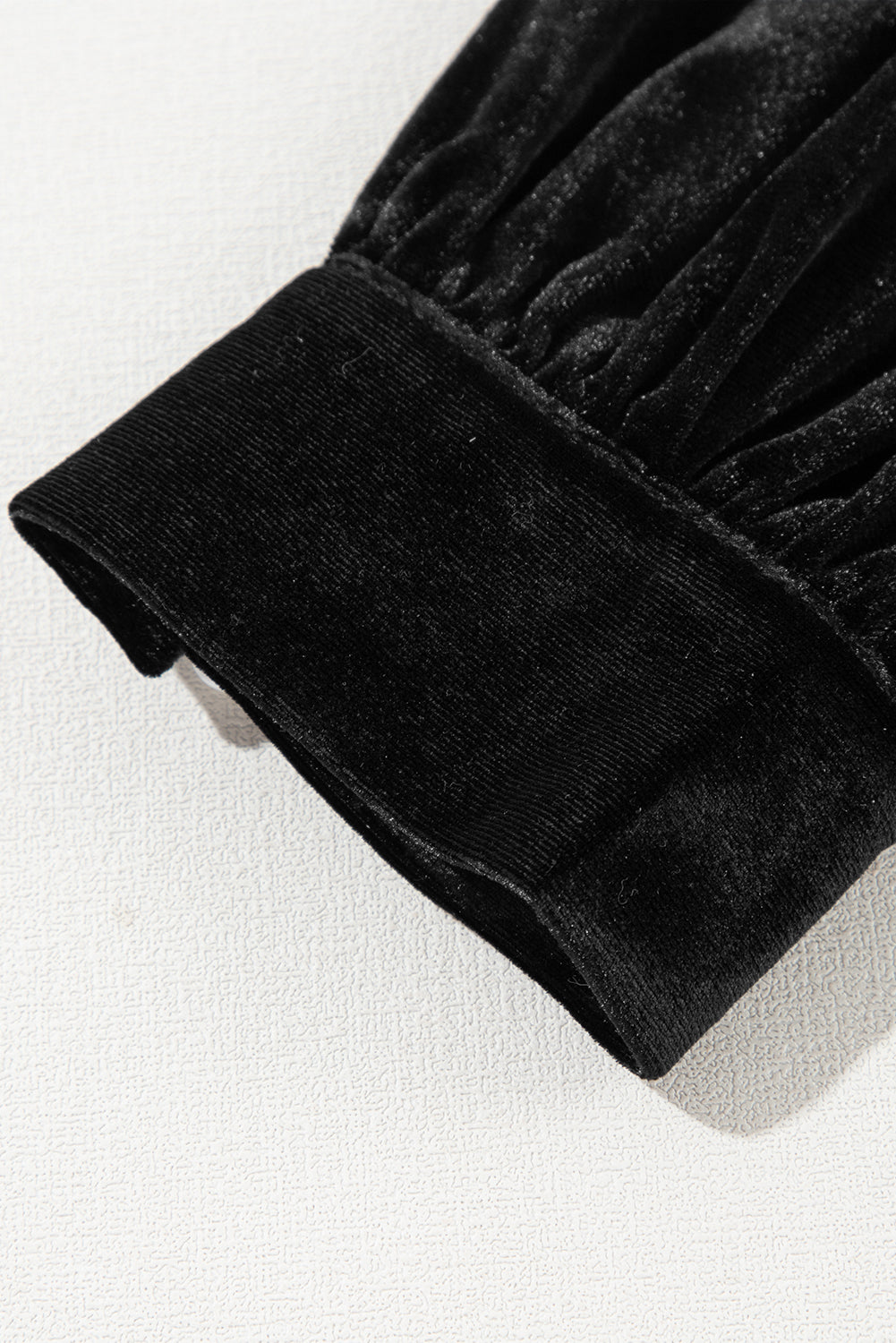 Schwarzes Midikleid aus Samt mit Knöpfen, Puffärmeln, V-Ausschnitt und Schlitz