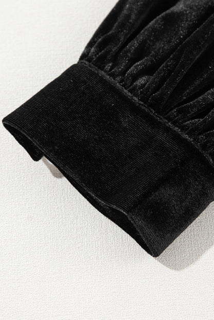 Schwarzes Midikleid aus Samt mit Knöpfen, Puffärmeln, V-Ausschnitt und Schlitz