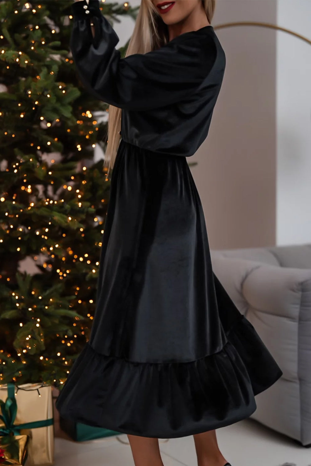 Schwarzes Midikleid aus Samt mit Knöpfen, Puffärmeln, V-Ausschnitt und Schlitz