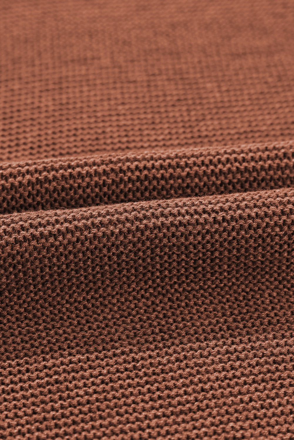 Kaffeefarbener Pullover mit Stehkragen und kurzen Fledermausärmeln