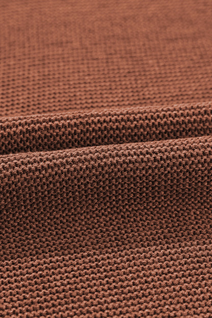 Kaffeefarbener Pullover mit Stehkragen und kurzen Fledermausärmeln