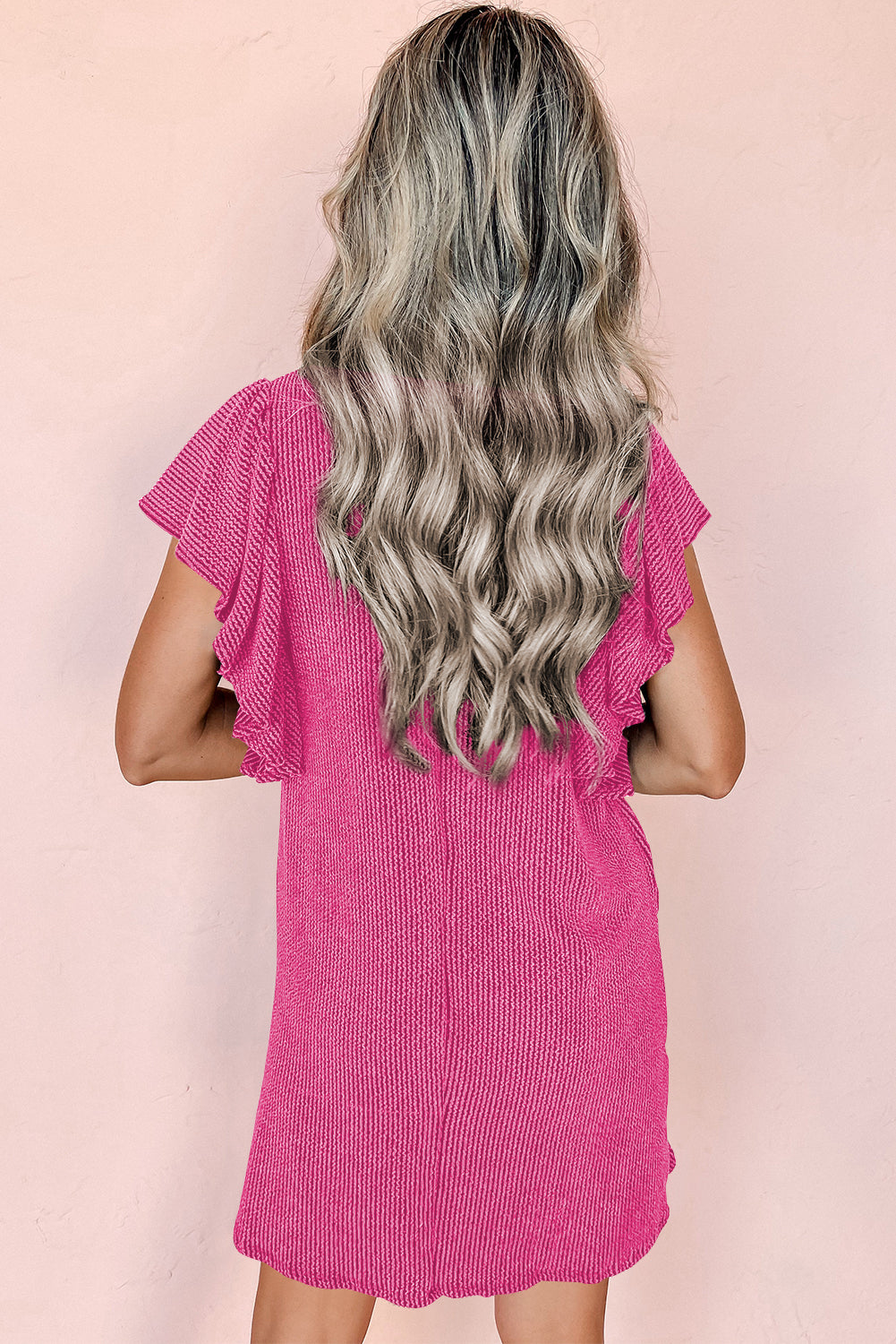 Rosarotes Minikleid mit strukturierten Rüschen und Flatterärmeln