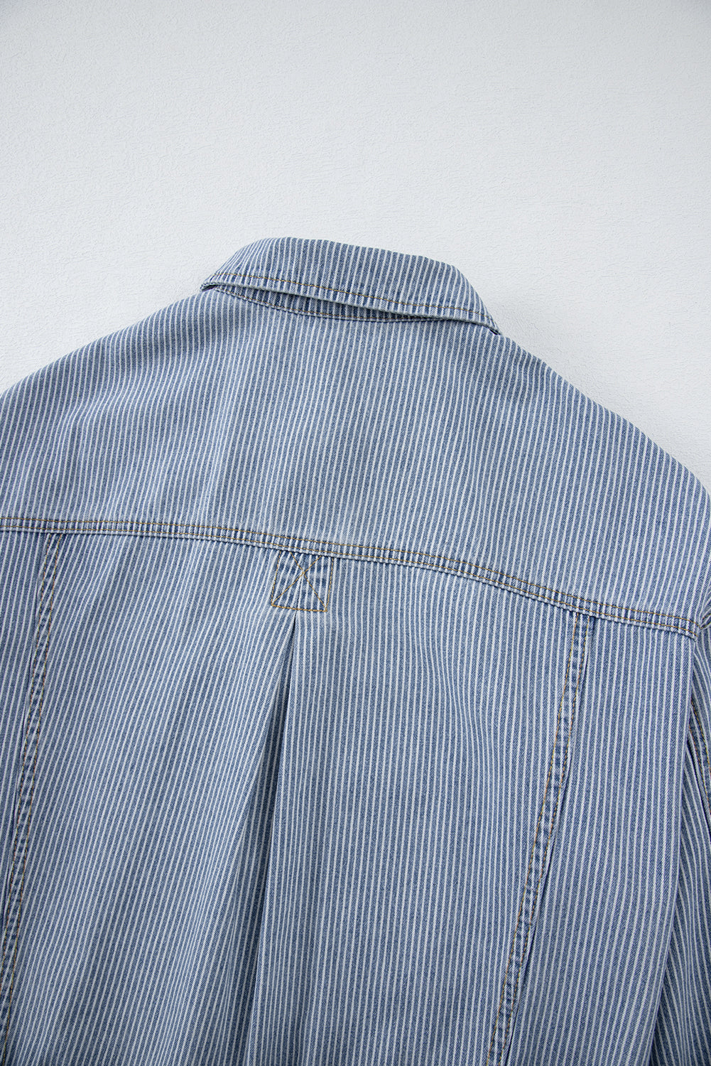Himmelblaue, gestreifte, verwaschene Oversize-Jeansjacke mit Taschen