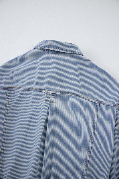 Himmelblaue, gestreifte, verwaschene Oversize-Jeansjacke mit Taschen