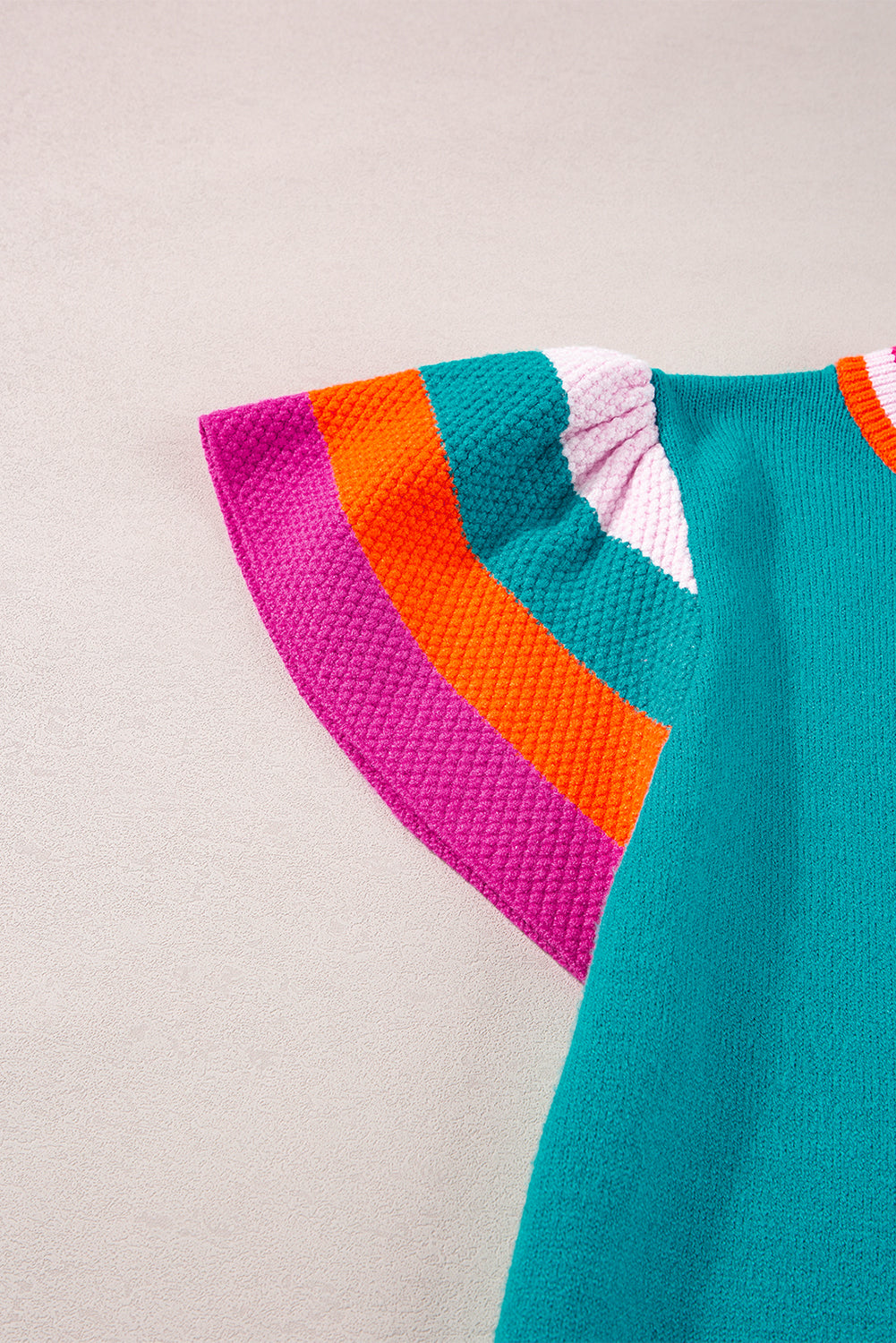 Türkisfarbenes Strickpullover-T-Shirt mit kontrastierenden Flatterärmeln