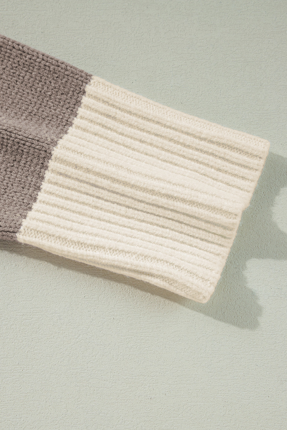Simply Taupe – Lockerer Pullover mit Farbblockdesign