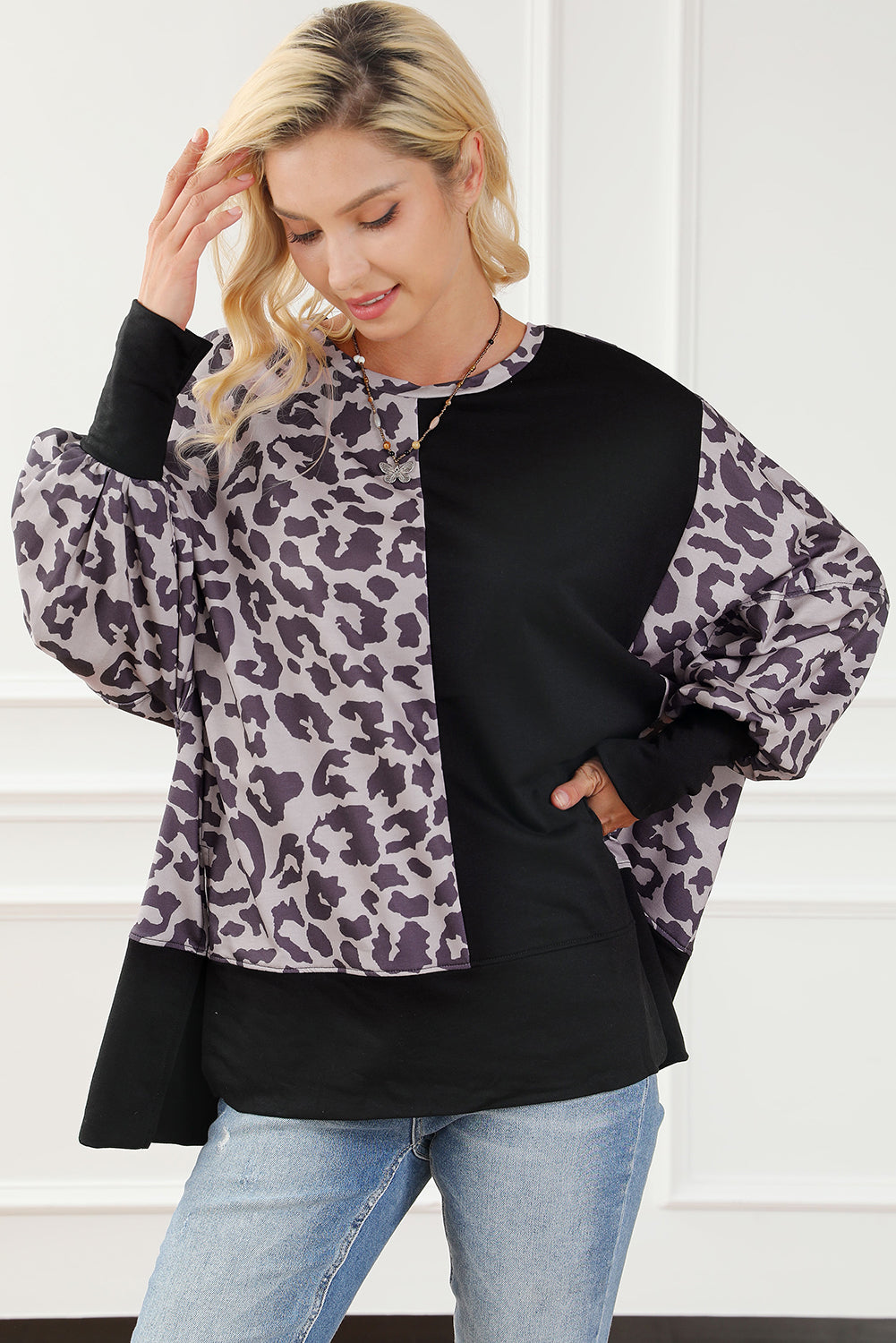 Schwarzes Sweatshirt mit Leoparden-Patchwork und Schlitzen im Bischofsärmel-Stil