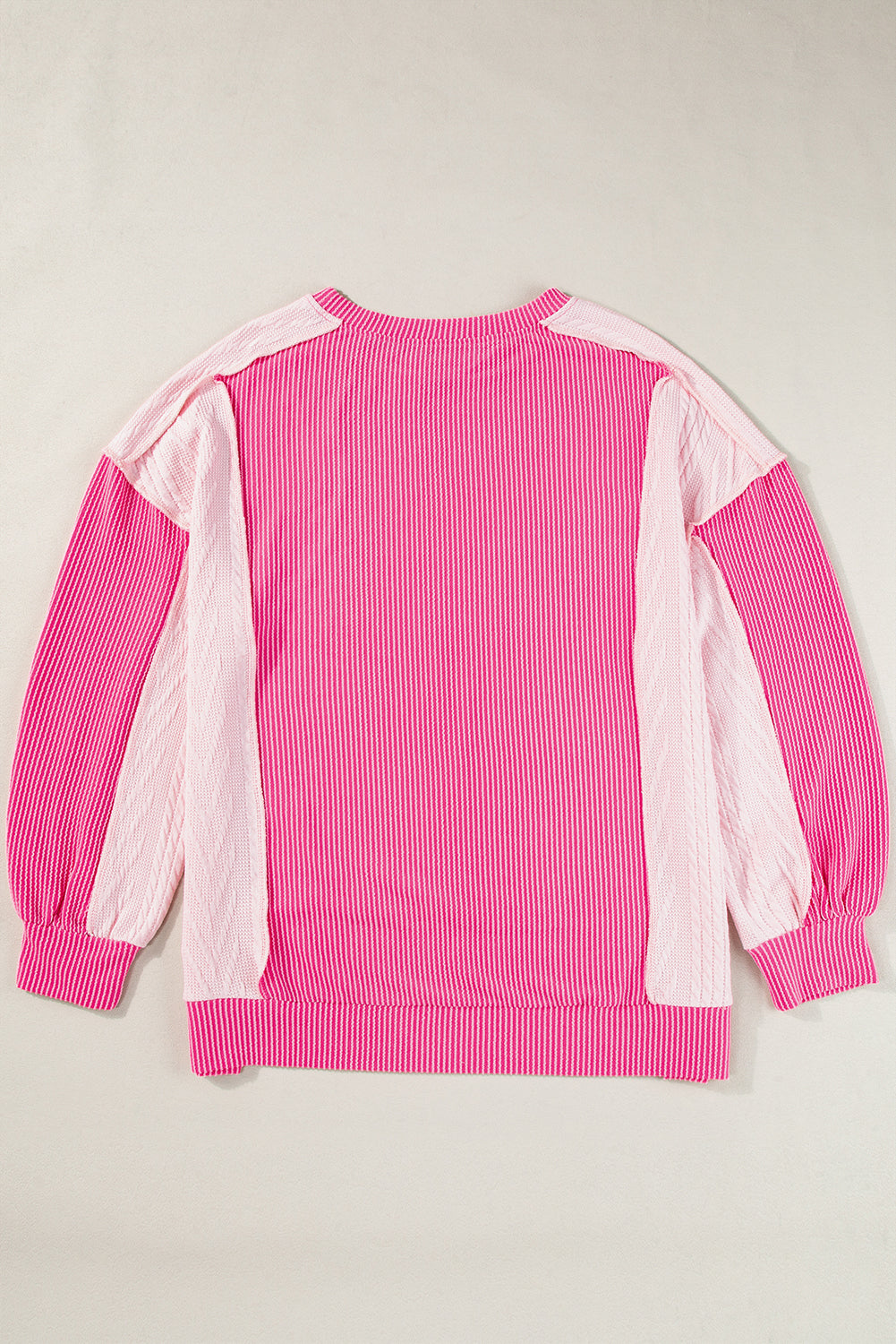 Bonbon – Sweatshirt mit Zopfmuster und sichtbaren Nähten in Colorblock-Optik