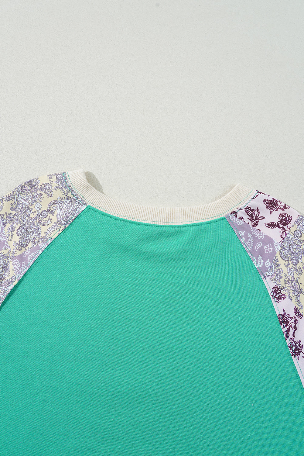 Himmelblaues Sweatshirt mit Raglanärmeln und kariertem Blumenmuster in Übergröße
