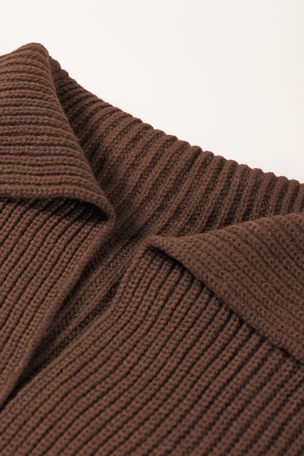 Braune Strickjacke mit grobem Strick und Reverskragen zum Knöpfen