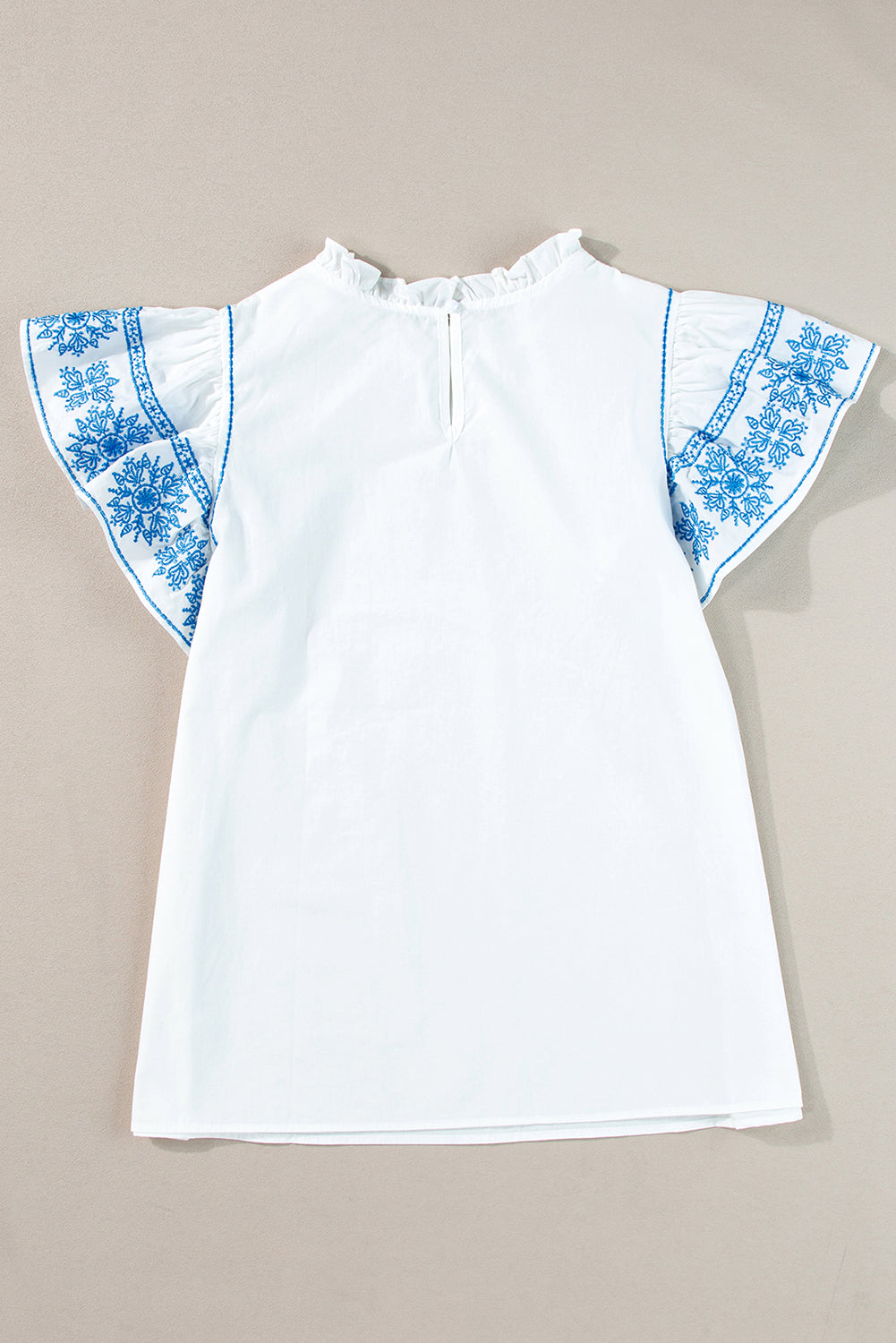 Weiße Bluse mit bestickten Rüschenärmeln und Rüschenkragen