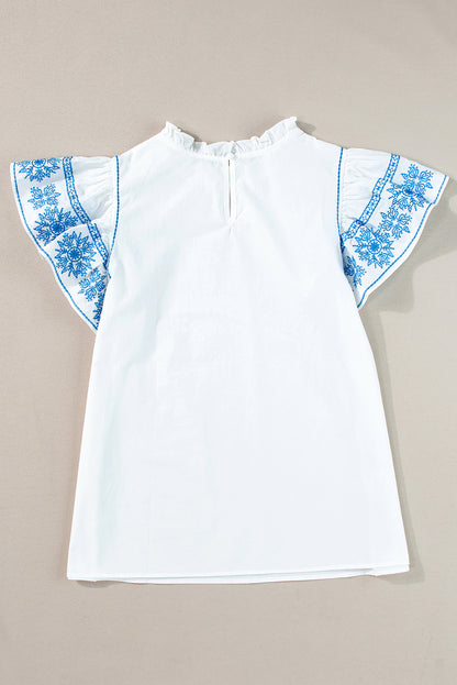 Weiße Bluse mit bestickten Rüschenärmeln und Rüschenkragen