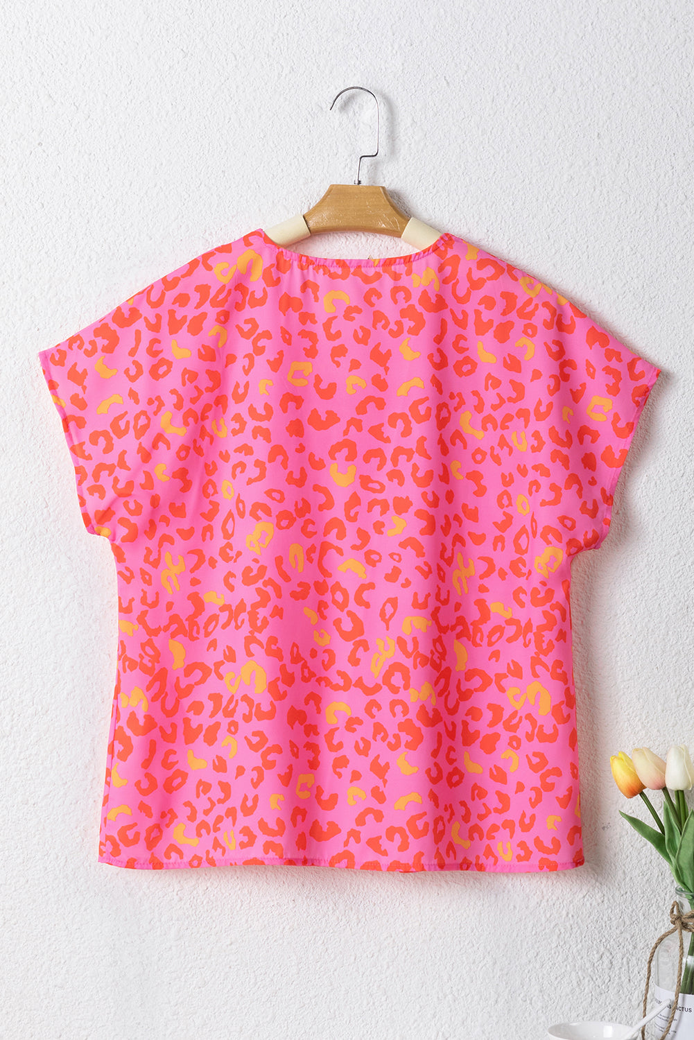 Rosa Bluse mit V-Ausschnitt und Leopardenmuster
