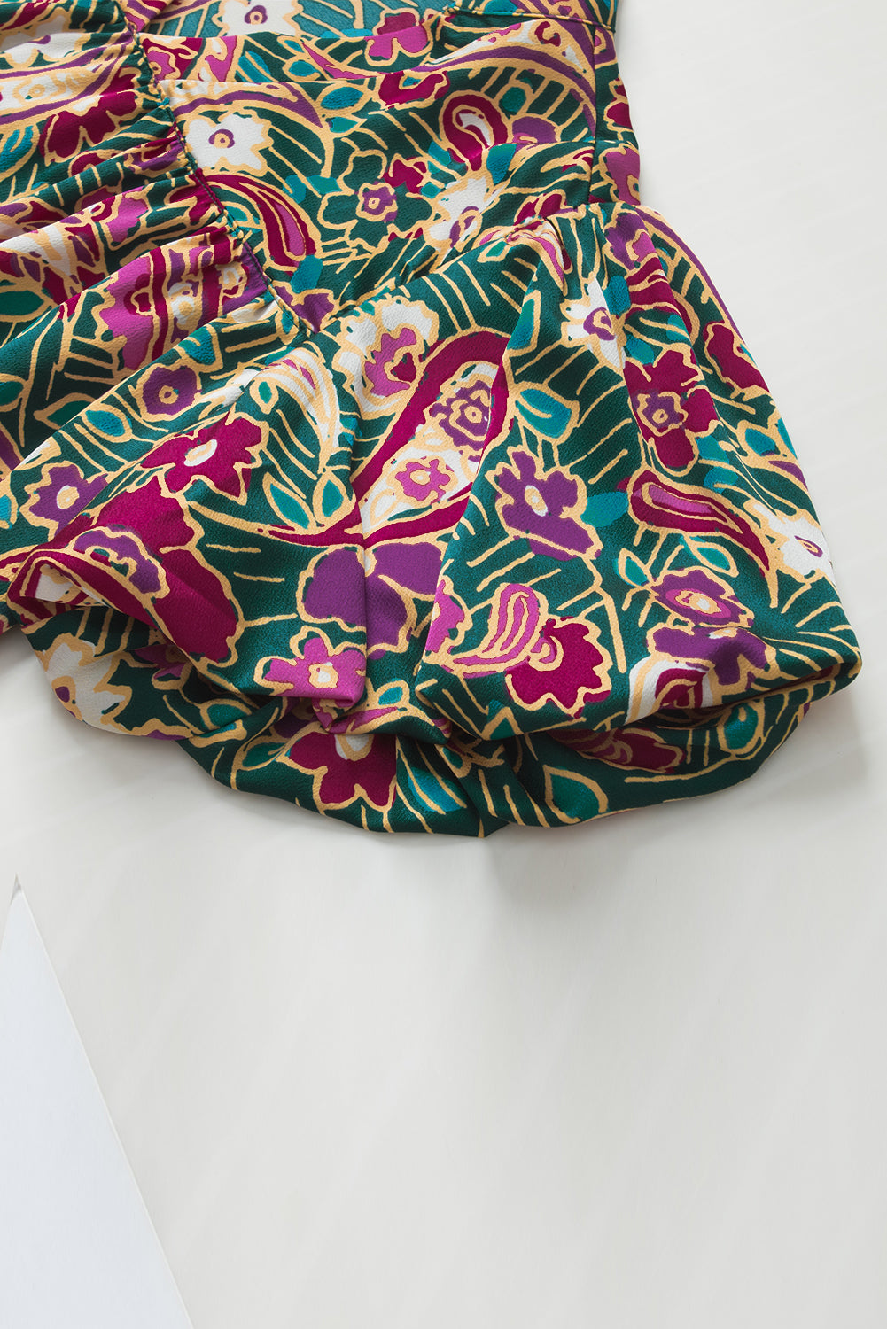 Grüne Paisley-Bluse mit V-Ausschnitt und kurzen Puffärmeln
