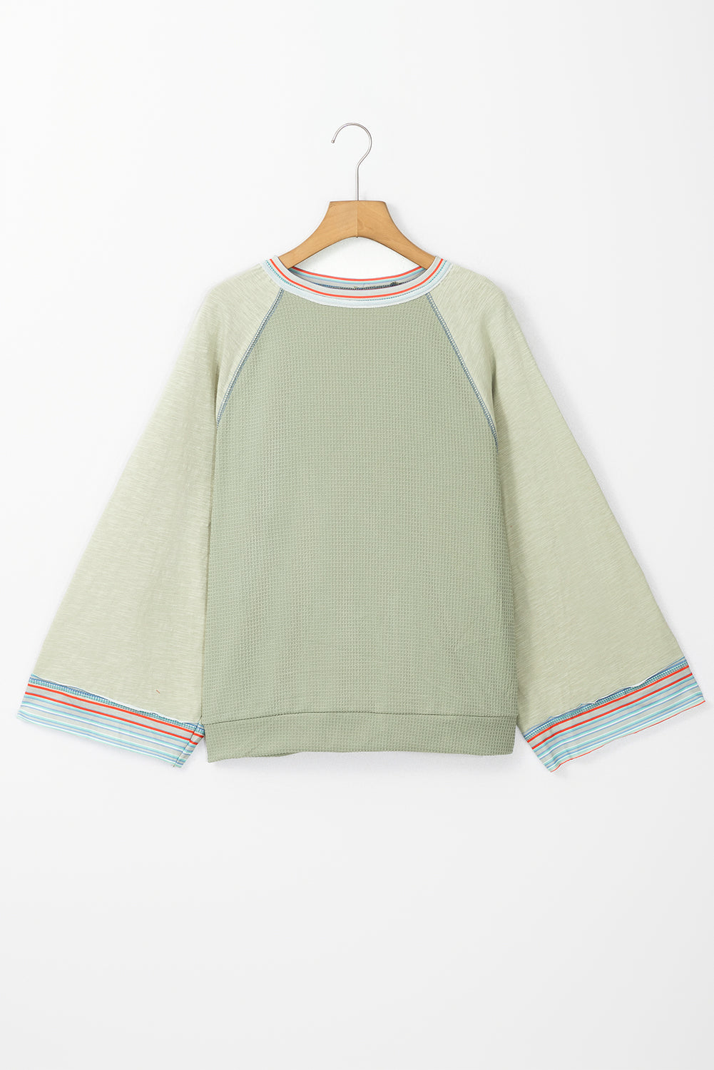 Meadow Mist – Grünes Waffelstrick-Patchwork-Raglan-Top mit breiten Armbandärmeln