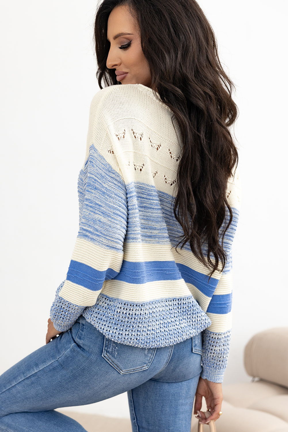 Hellblauer Pullover mit offenen Maschen und Puffärmeln