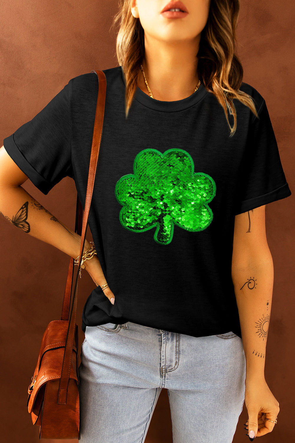 Schwarzes T-Shirt mit Kleeblatt-Stickerei und Rundhalsausschnitt