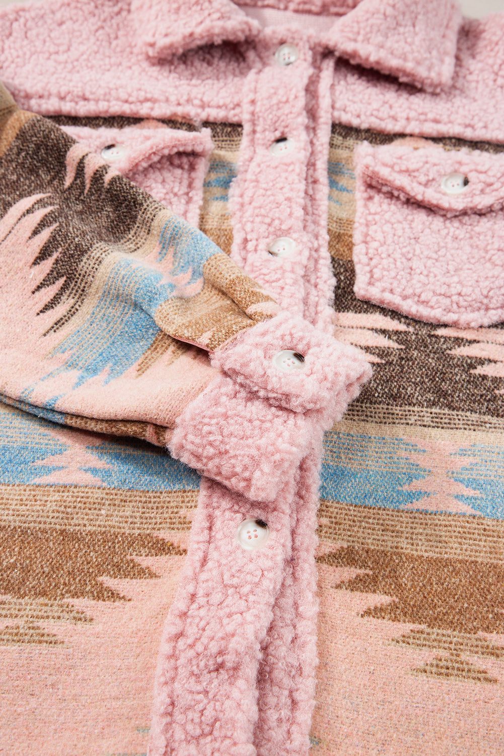 Rosa Sherpa-Mantel mit geknöpfter Pattentasche und Western-Aztekenmuster