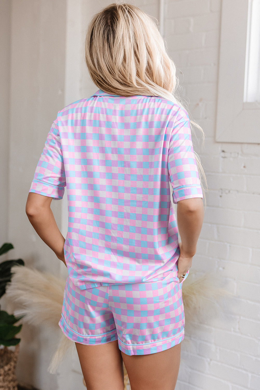 Lilafarbenes Pyjama-Set mit kurzärmligem Karomuster
