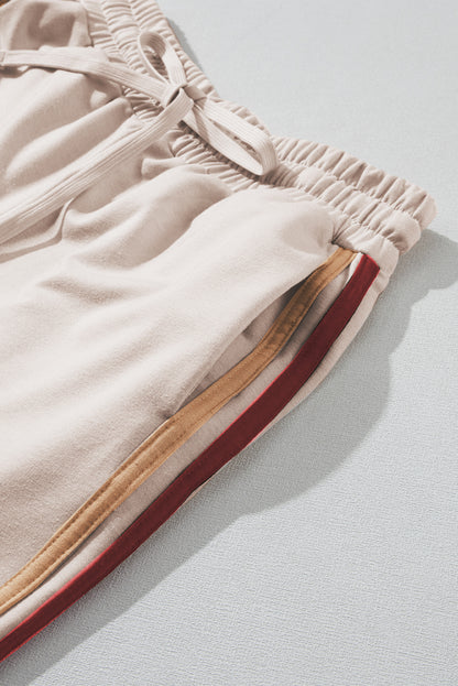 Weißes Lounge-Set mit Farbblockärmeln, kontrastierender Seitennaht