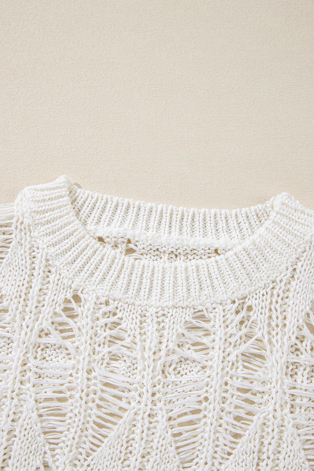 Weißer, locker sitzender Pullover mit Rundhalsausschnitt und Häkelmuster