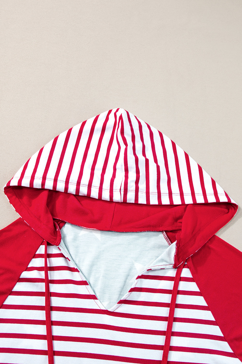 T-Shirt mit Kapuze und Kordelzug in Feuerrot mit Sternen- und Streifen-Print