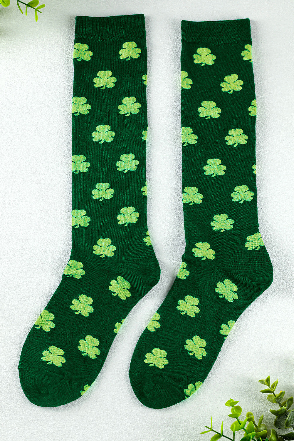 Dunkelgrüne Schlauchsocken mit St. Patricks Kleeblatt-Print