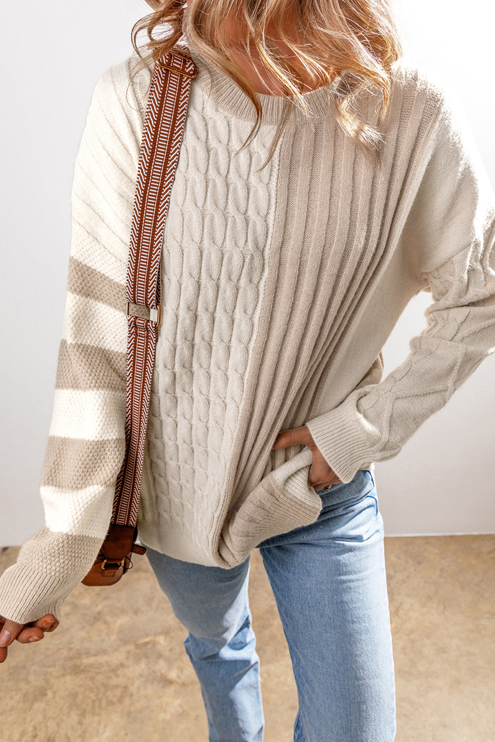 Khakifarbener Pullover mit Zopfmuster und Colorblock-Muster, Rundhalsausschnitt und überschnittener Schulter