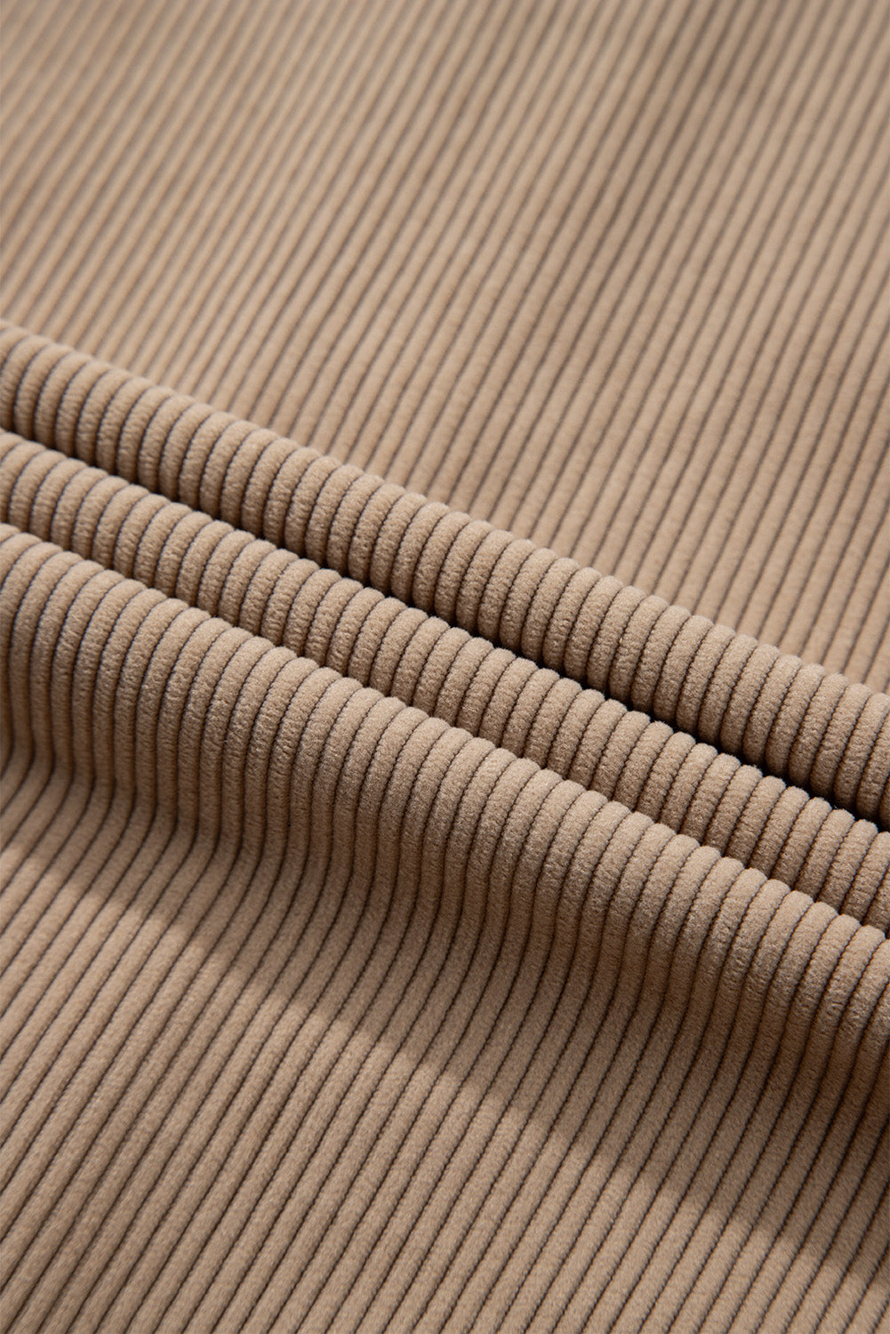 Hellkhakifarbene Cordjacke mit Kapuze, Kordelzug und Taschen