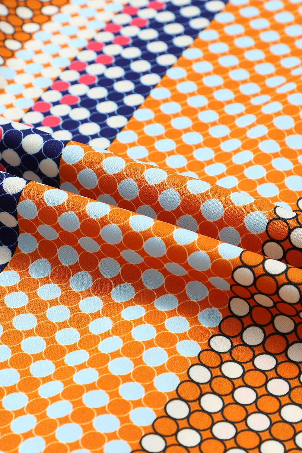 Braunes langärmliges Button-Down-Etuihemd mit Punktmuster
