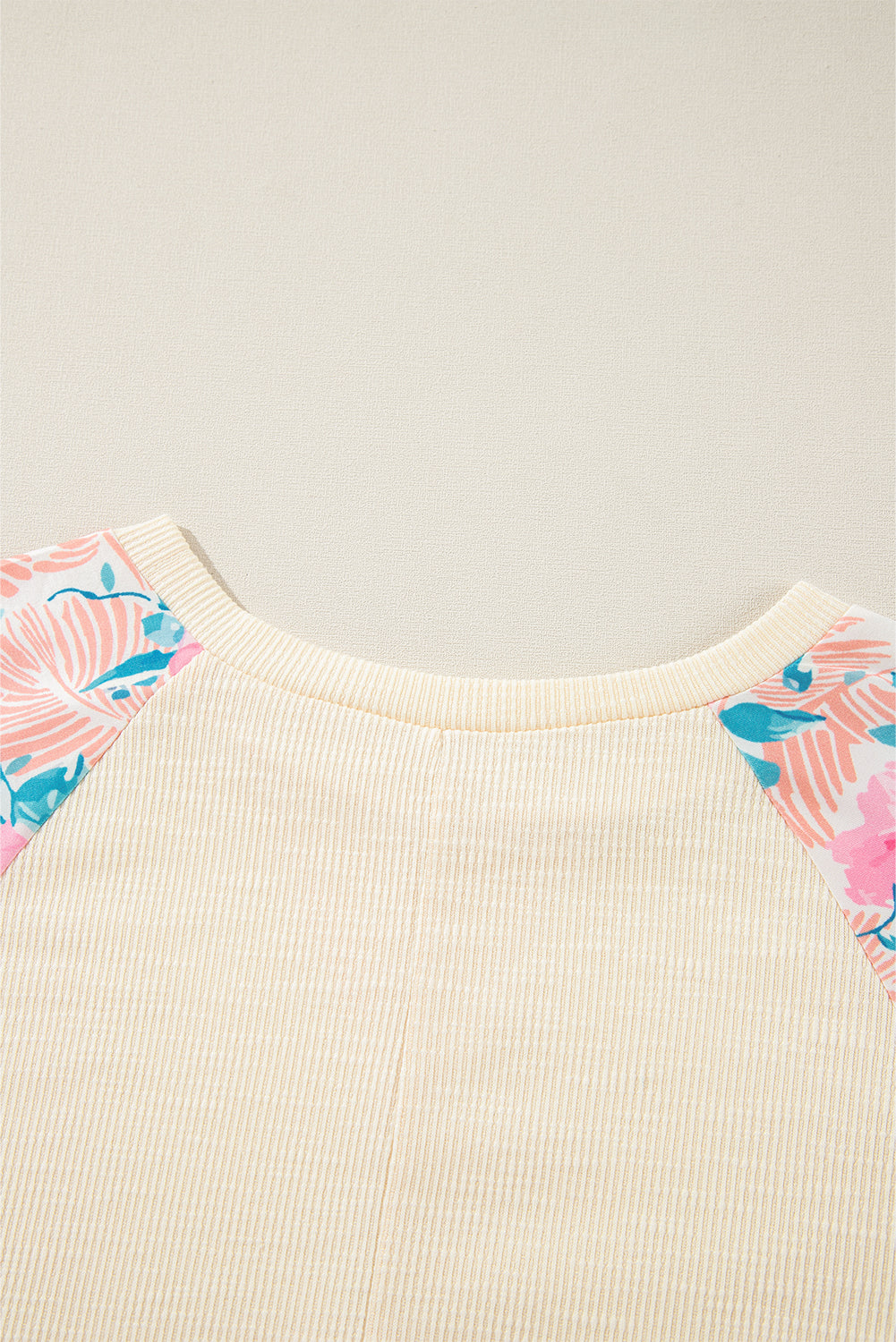 Aprikosenfarbene Bluse mit strukturiertem Patchwork und Ballonärmeln