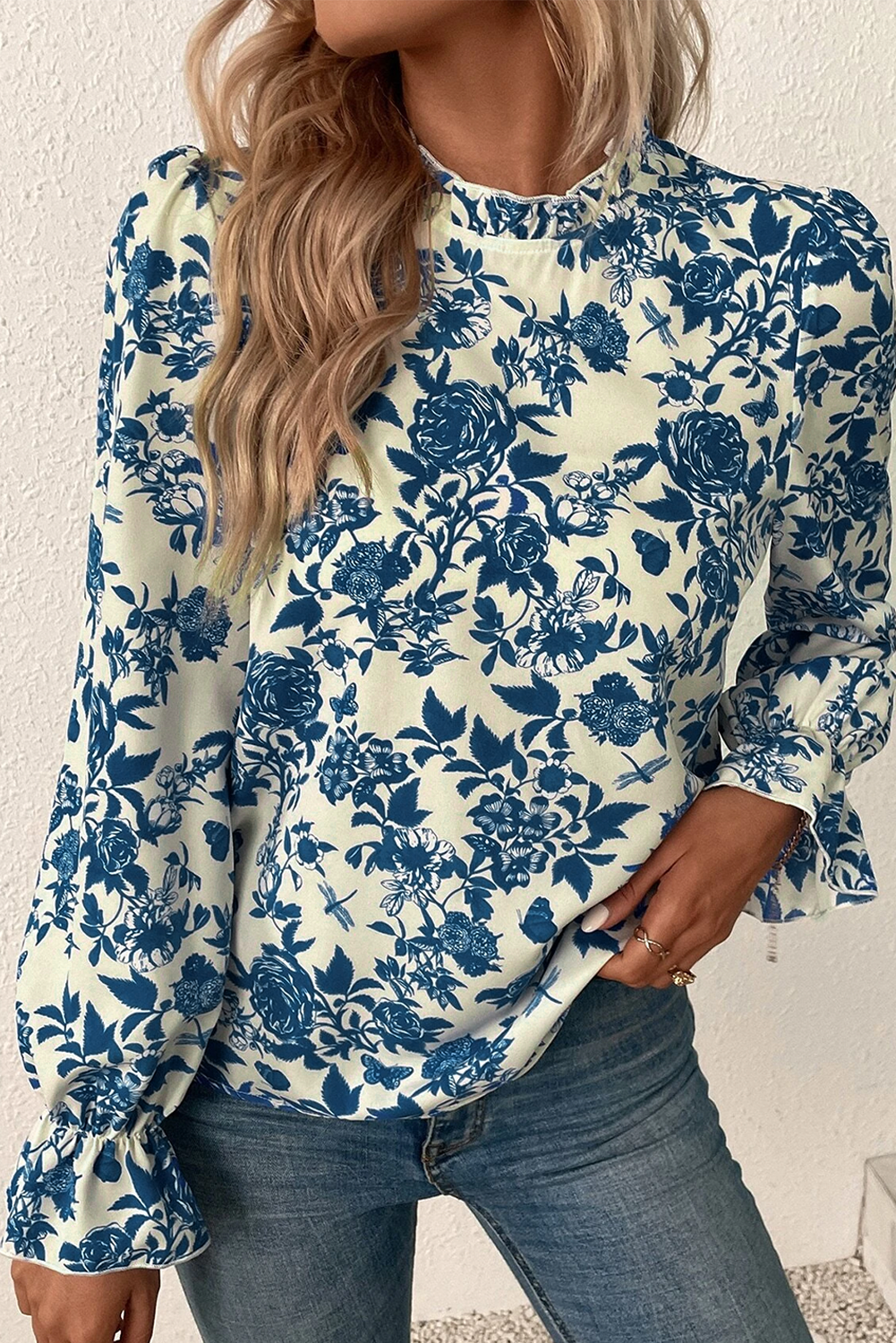 Himmelblaue Bluse mit Blumenmuster, Volantärmeln und Schlüsselloch hinten