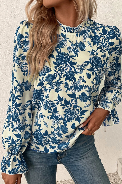 Himmelblaue Bluse mit Blumenmuster, Volantärmeln und Schlüsselloch hinten