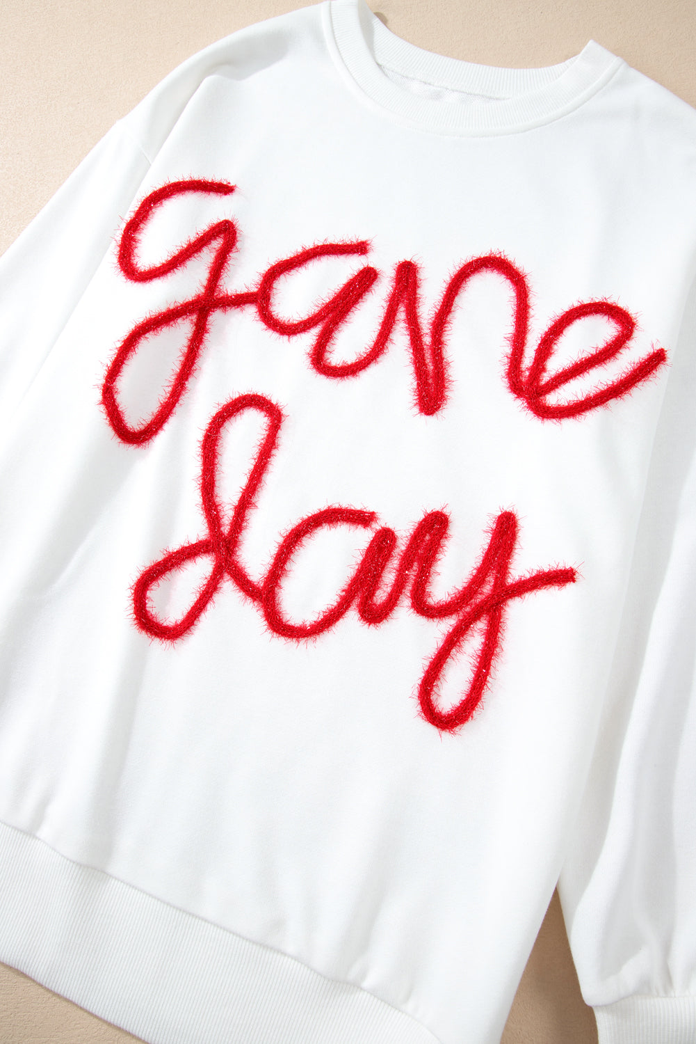 Weißes Lametta-Sweatshirt mit Game Day-Grafik und überschnittener Schulter