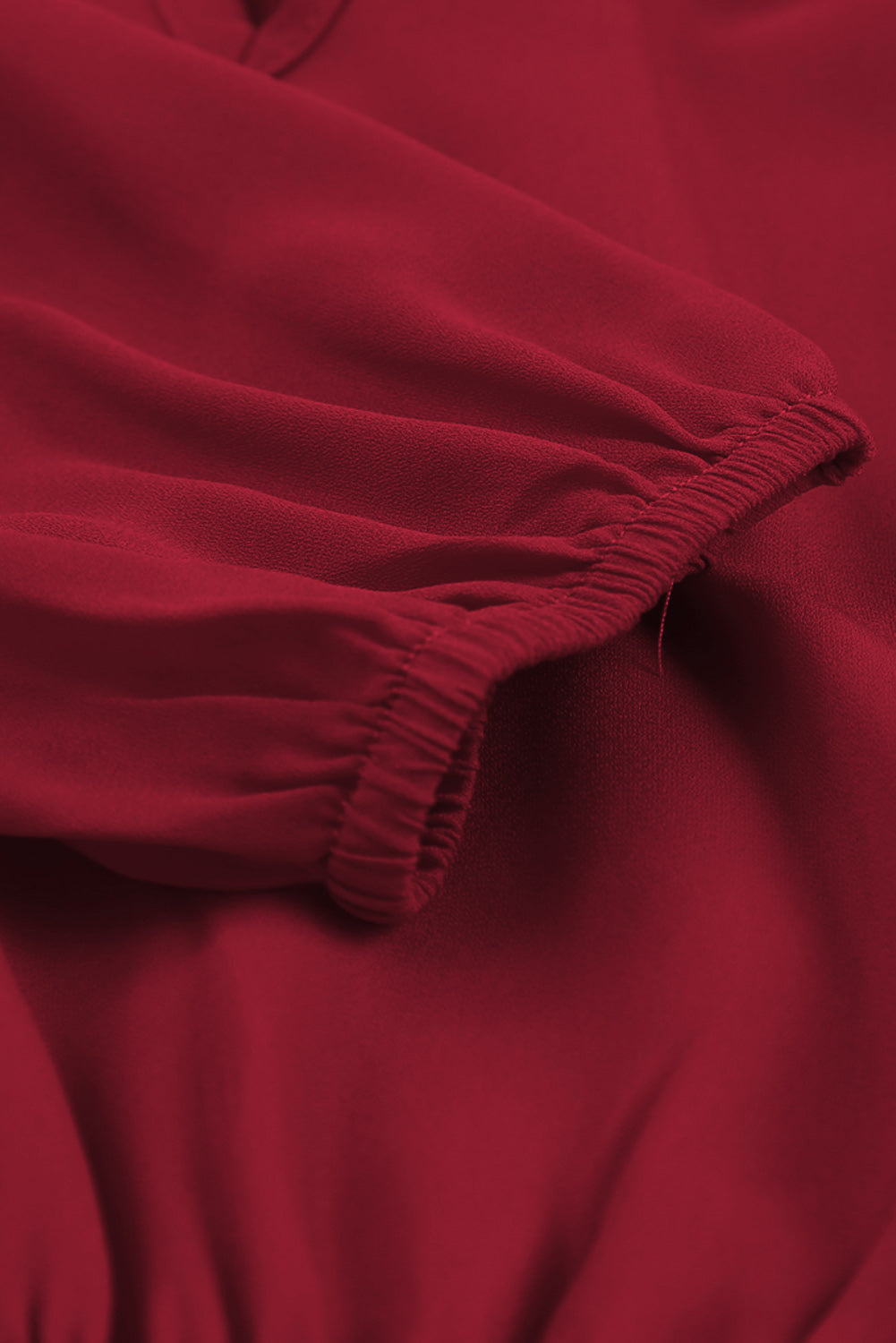 Langärmliges Minikleid mit Rüschen und V-Ausschnitt