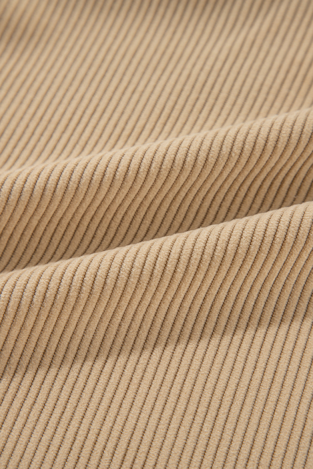 Helles französisches Beige, einfarbige Cord-Shacket mit Rüschen, Klapptasche und Knopfleiste