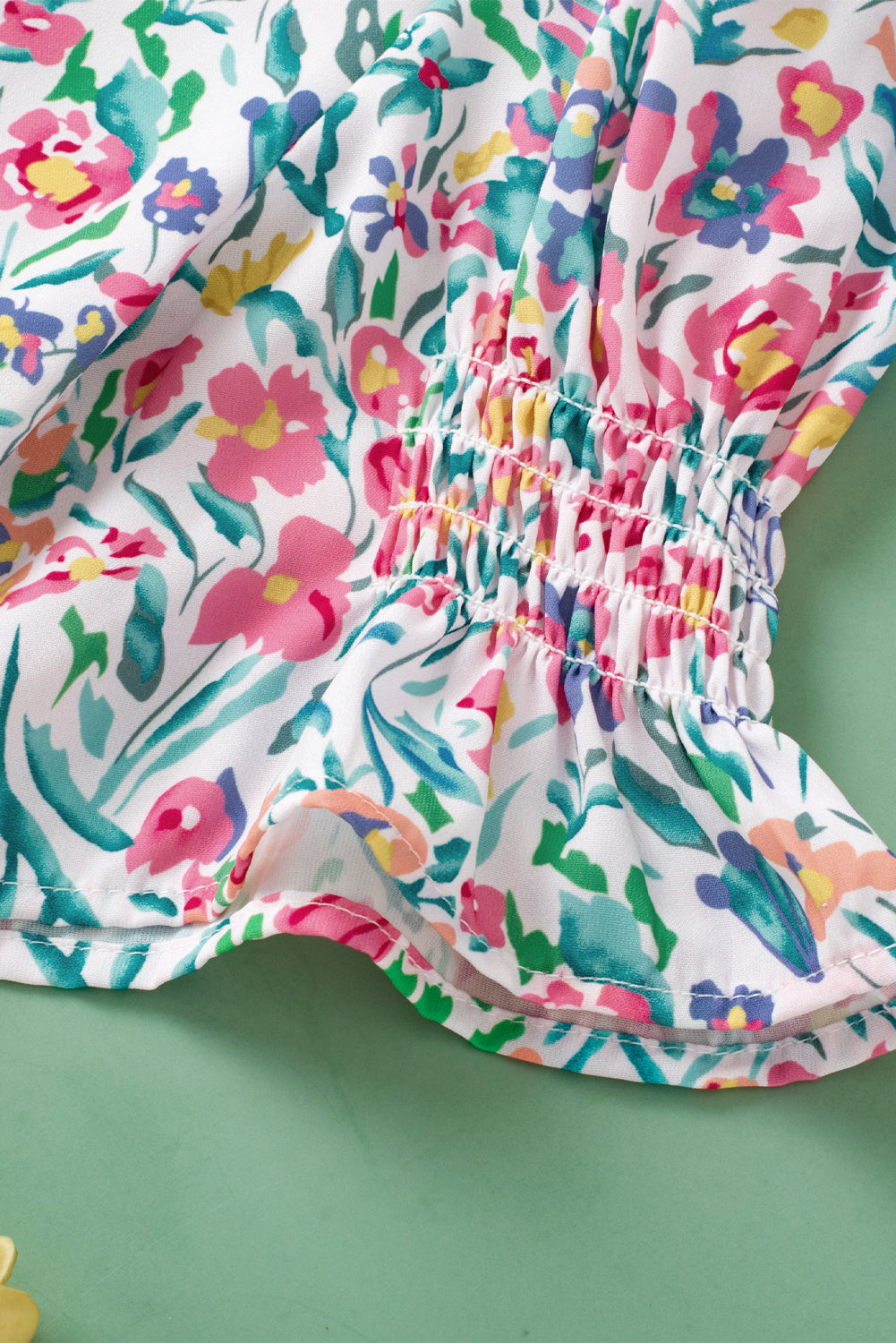 Rosa Bluse mit Blumenmuster, Knöpfen, Schlitz am Ausschnitt und Puffärmeln