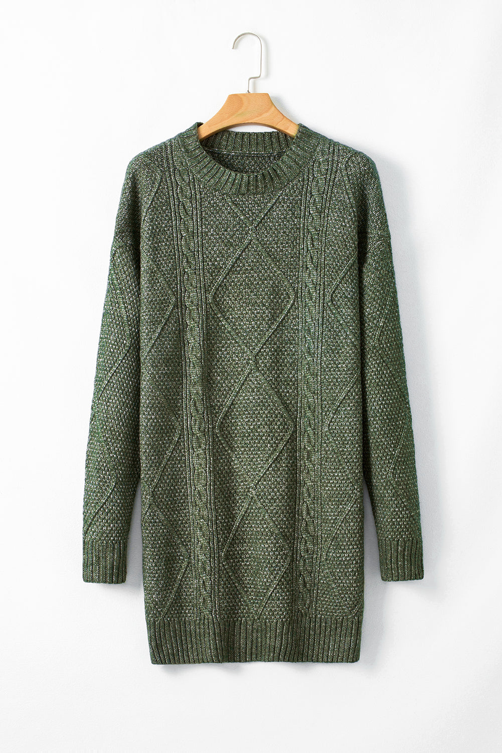 Locker sitzendes Pulloverkleid mit Zopfmuster und überschnittener Schulter in Nebelgrün