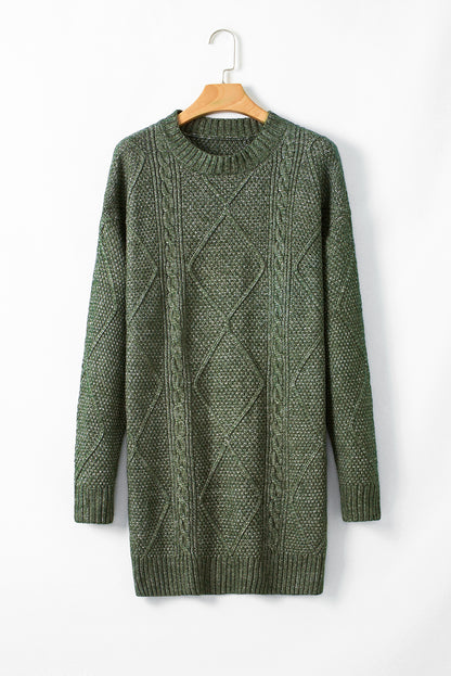 Locker sitzendes Pulloverkleid mit Zopfmuster und überschnittener Schulter in Nebelgrün