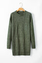 Locker sitzendes Pulloverkleid mit Zopfmuster und überschnittener Schulter in Nebelgrün