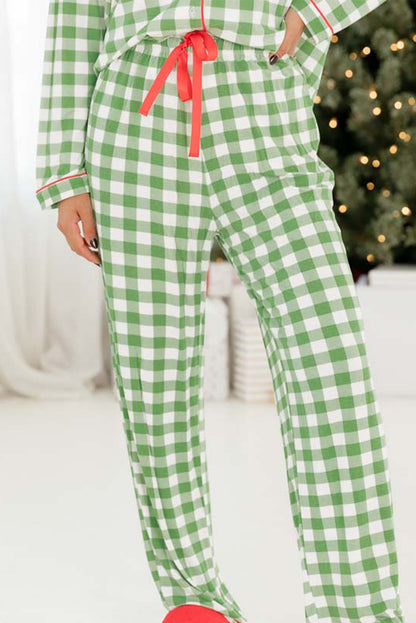 Hellgrünes Pyjama-Set mit Hemd und Hose mit weihnachtlichem Karomuster