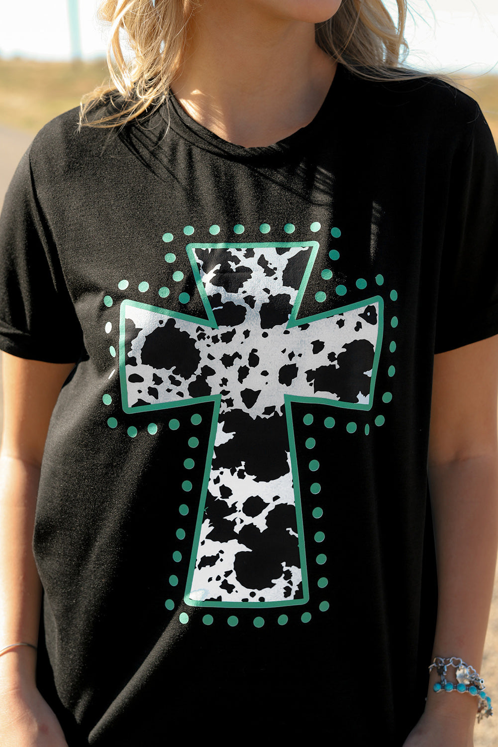 Schwarzes T-Shirt mit Tiermuster und Kreuzgrafik